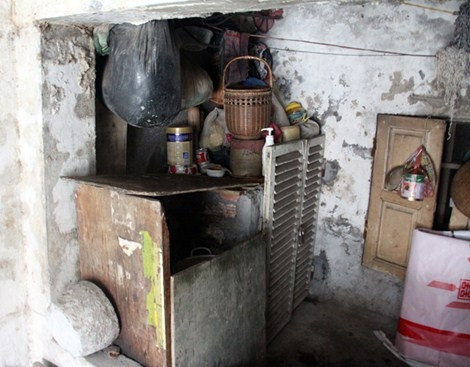 Những người dân trong khu tập thể phải ra ngoài hàng lang nấu ăn (C5 Quỳnh Mai)