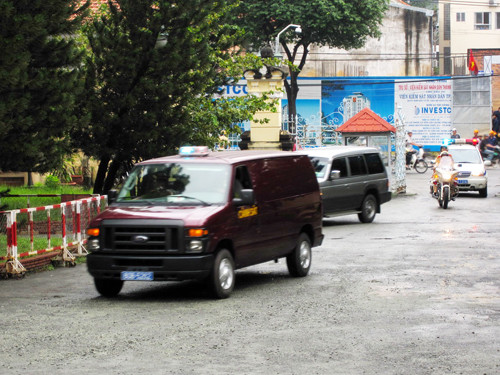 Xe chở bị cáo Sỹ và nhân chứng Lê Qủa – nguyên Phó Ban quản lý dự án đại lộ đông tây, bị án trong vụ trục lợi tiền cho Cty PCI thuê trụ sở Ban quản lý dự án