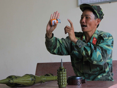 Đại úy Niên chưa bao giờ hài lòng với những học cụ huấn luyện của mình. Ảnh: Việt Hương