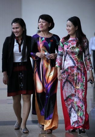 Đại biểu nổi bật trong các trang phục truyền thống