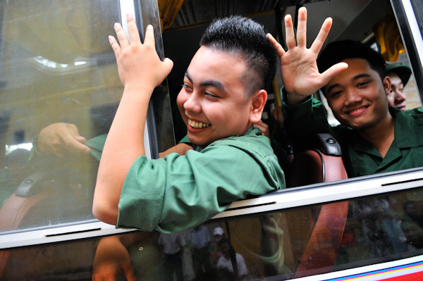 Các tân binh rạng rỡ trong ngày nhập ngũ.