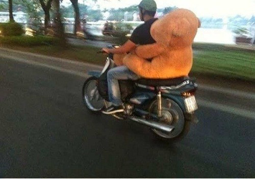 “Forever alone” là cụm từ xuất hiện khi phong trào rage comic nở rộ. Các biểu tượng nhân vật được vẽ đơn giản nhưng biểu cảm. Trong đó có một nhân vật nhìn gương mặt rất tội nghiệp, hai hàng nước mắt luôn chảy dài, đó là biểu tượng của FA. Bài viết: http://news.zing.vn/Ba-Tung-xep-thu-2-trong-top-tu-khoa-hot-nhat-gioi-tre-2013-post378696.html#category Nguồn Zing News 