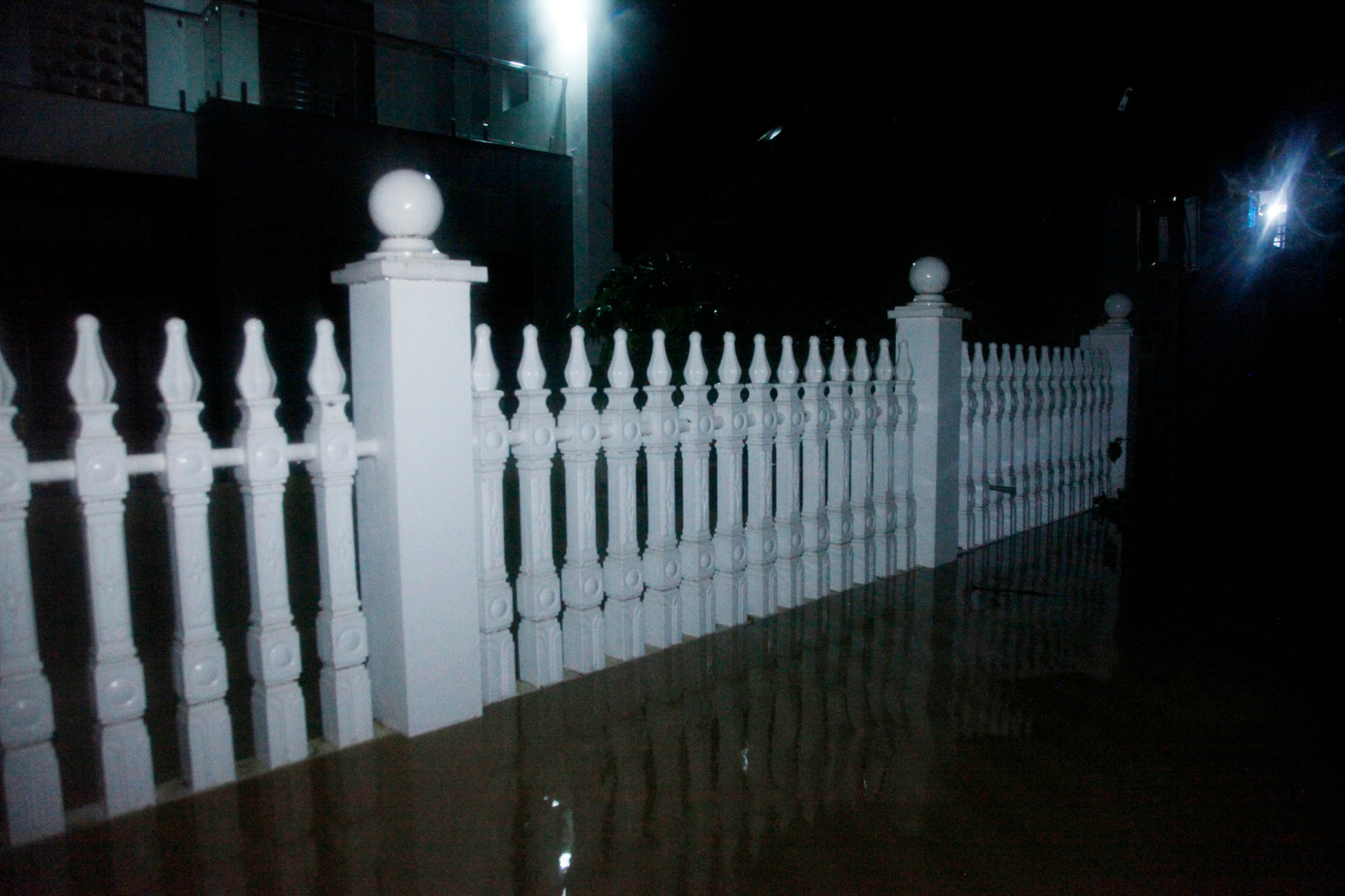 Hiện nước sông tiếp tục dâng nên thôn Đa Hội càng ngập sâu. Hiện nước sông tiếp tục dâng nên thôn Đa Hội càng ngập sâu.