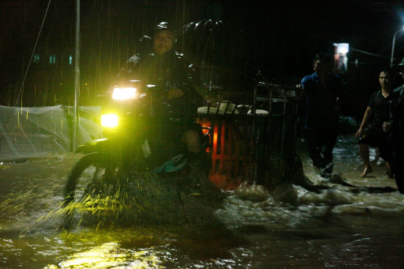 Người dân chạy lũ trong đêm. Người dân chạy lũ trong đêm.