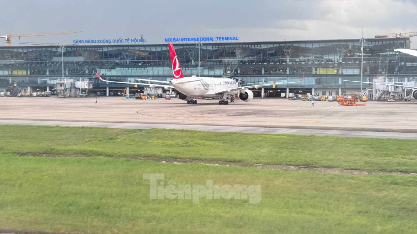 Máy bay đang khai thác ở Nội Bài trước thời điểm tạm đóng cửa sân bay.