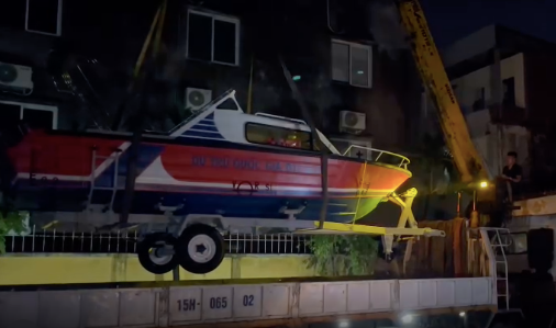 Xuồng được cấp xuất cho Tuyên Quang tối 11/9. Xuồng được cấp xuất cho Tuyên Quang tối 11/9.