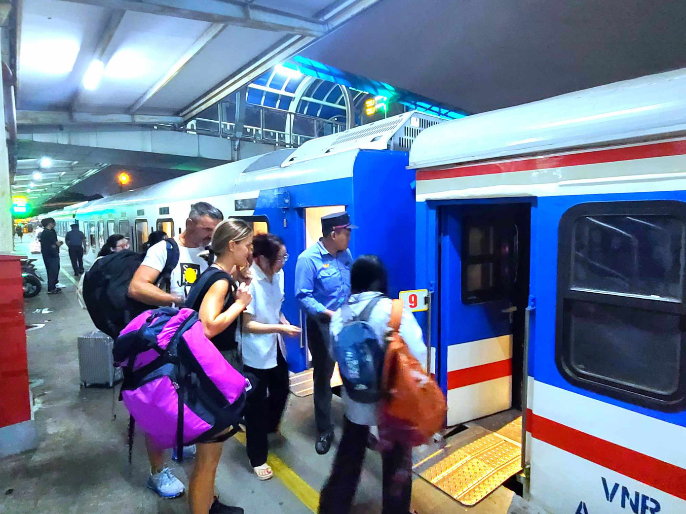 Hành khách lên tàu từ ga Hà Nội đi Lào Cai tối 23/9 (ảnh: VNR).