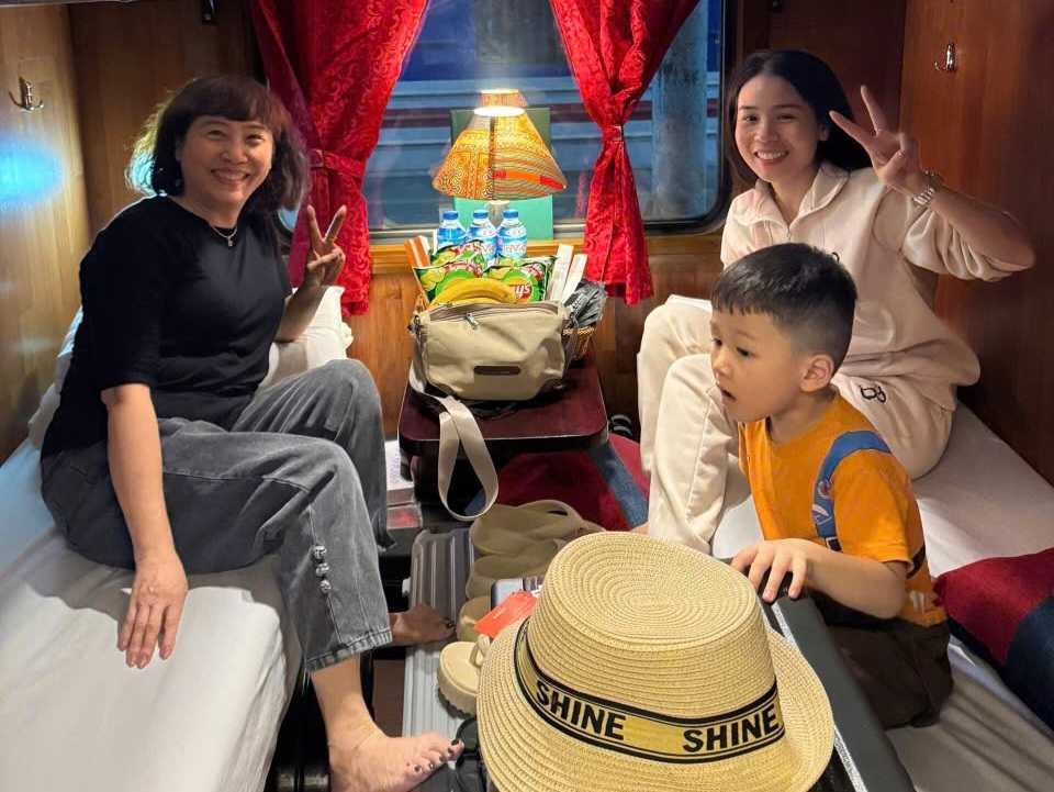 Hành khách hào hứng với chuyến đi Lào Cai bằng tàu hỏa đầu tiên sau bão số 3 (ảnh: VNR).