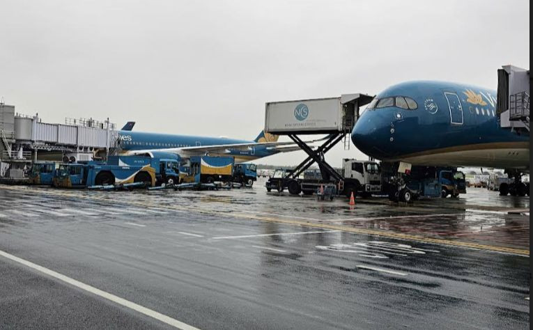 Các hãng hàng không chuẩn bị phương án ứng phó bão số 4. Các hãng hàng không chuẩn bị phương án ứng phó bão số 4.