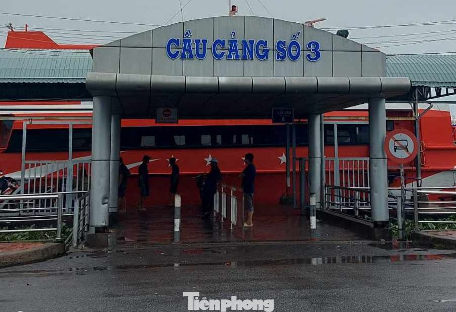 Bến tàu Rạch Giá đi các đảo Phú Quốc, Nam Du, Hòn Sơn... đã tạm dừng hoạt động để tránh bão.