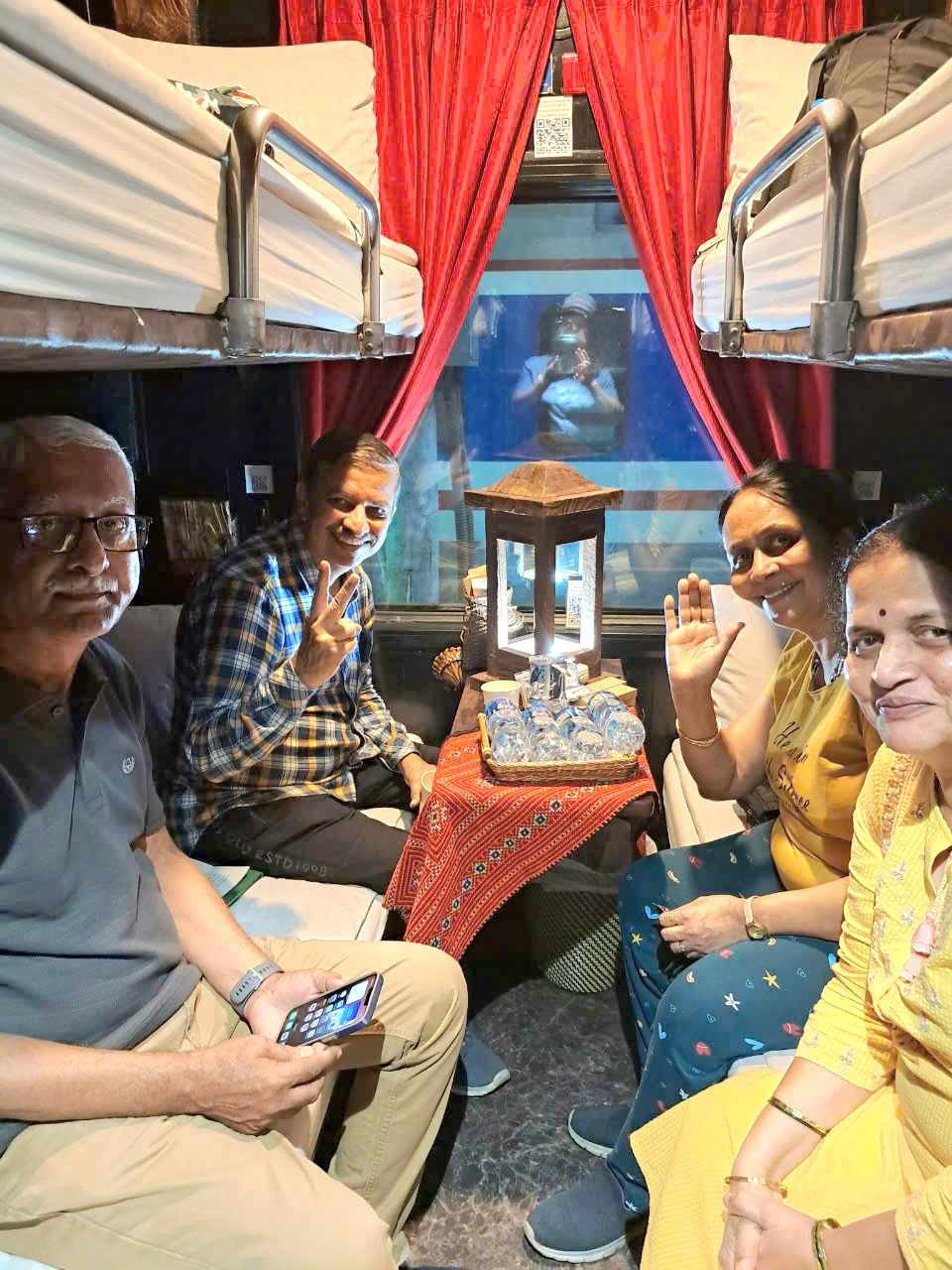 Trên tàu có nhiều khách nước ngoài (ảnh: VNR).