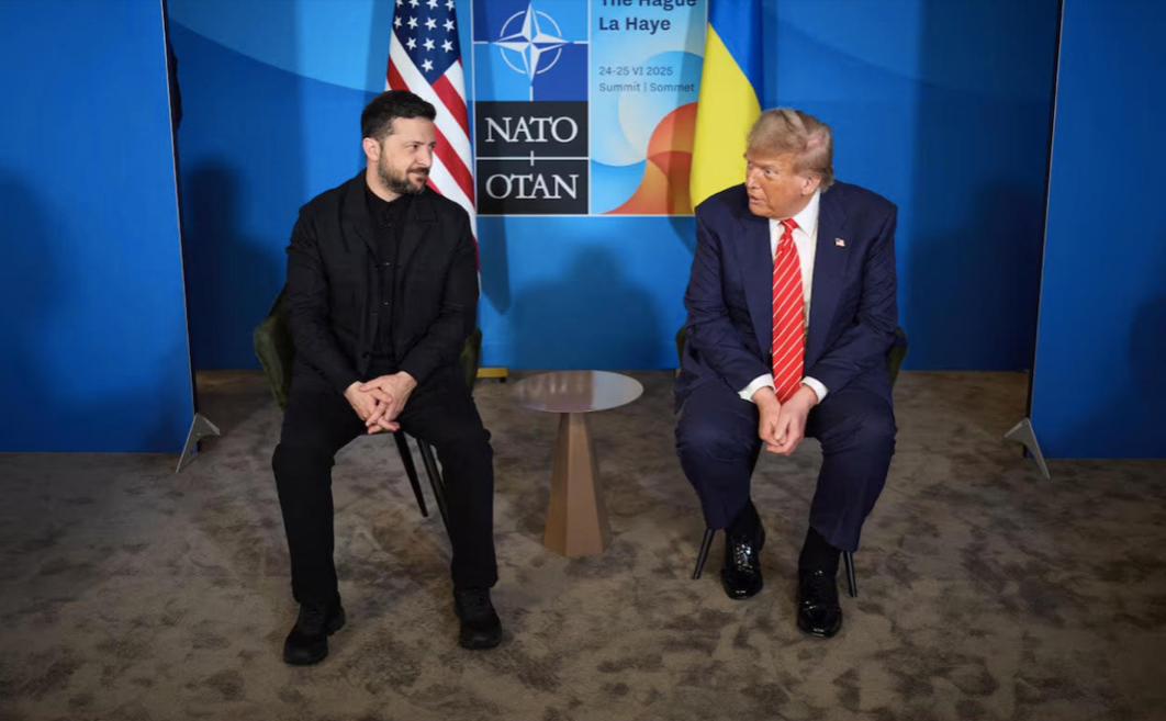 Tổng thống Mỹ Donald Trump và Tổng thống Ukraine Volodymir Zelensky trong cuộc gặp bên lề hội nghị thượng đỉnh NATO tại Hà Lan, ngày 25/6. (Ảnh: Reuters)