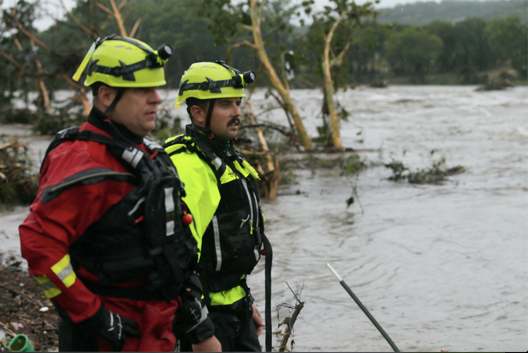 Khu vực cắm trại của các bé gái bị lũ tràn đến. (Ảnh: AP)