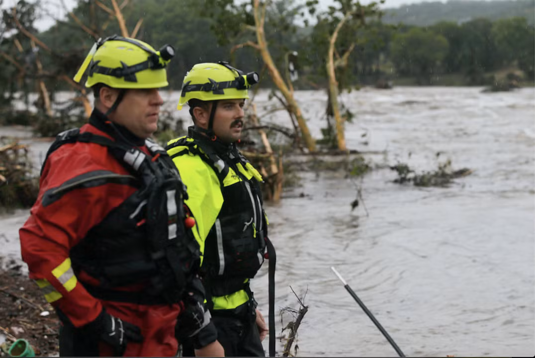 Khu vực cắm trại của các bé gái bị lũ tràn đến. (Ảnh: AP)