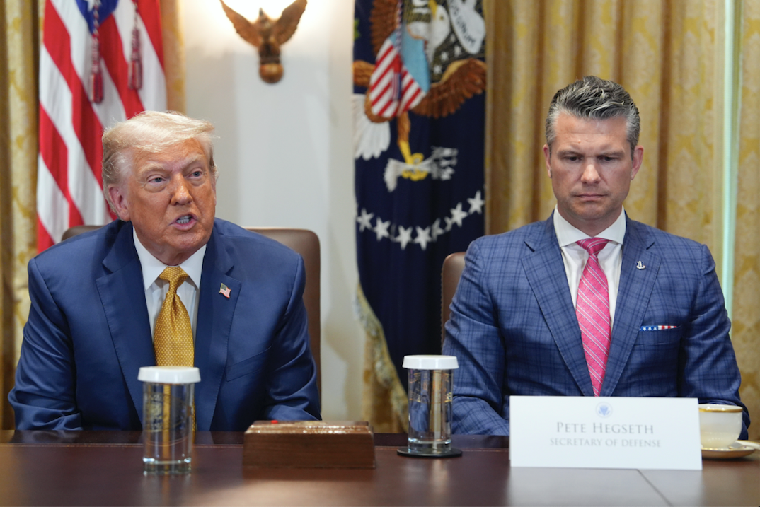 Tổng thống Mỹ Donald Trump và Bộ trưởng Quốc phòng Pete Hegseth. (Ảnh: AP)