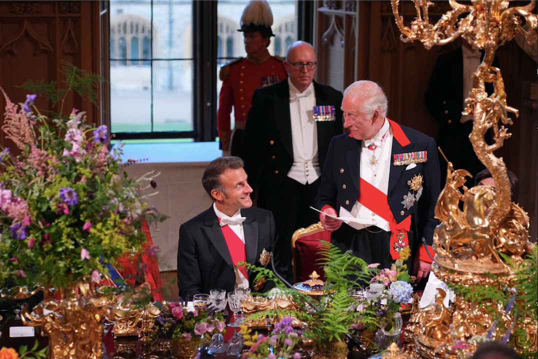 Vua Charles chiêu đãi Tổng thống Pháp Emmanuel Macron. (Ảnh: AP)