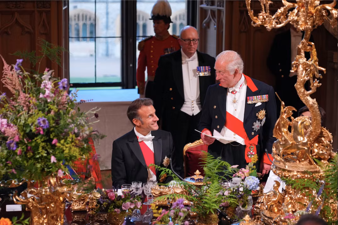 Vua Charles chiêu đãi Tổng thống Pháp Emmanuel Macron. (Ảnh: AP)