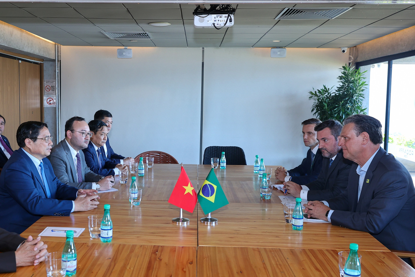 Thủ tướng Phạm Minh Chính tiếp Bộ trưởng Nông nghiệp Brazil Carlos Fávaro. Ảnh: VGP