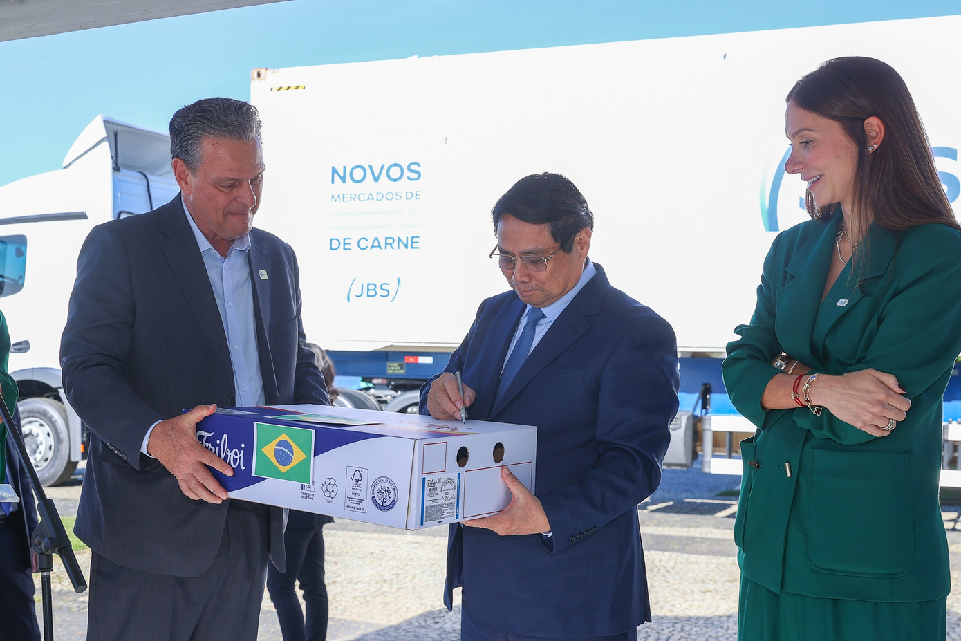 Thủ tướng ký tượng trưng sản phẩm thịt bò đầu tiên của Brazil xuất khẩu sang Việt Nam. Ảnh: VGP