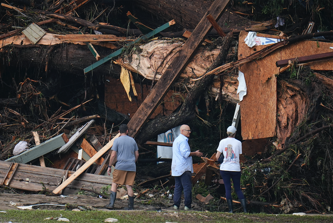 Khu trại hè ven sông trở nên tan hoang sau trận lũ quét. (Ảnh: AP)