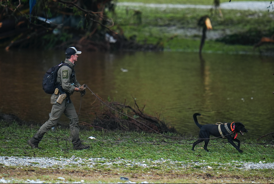 Khu trại hè ven sông trở nên tan hoang sau trận lũ quét. (Ảnh: AP)