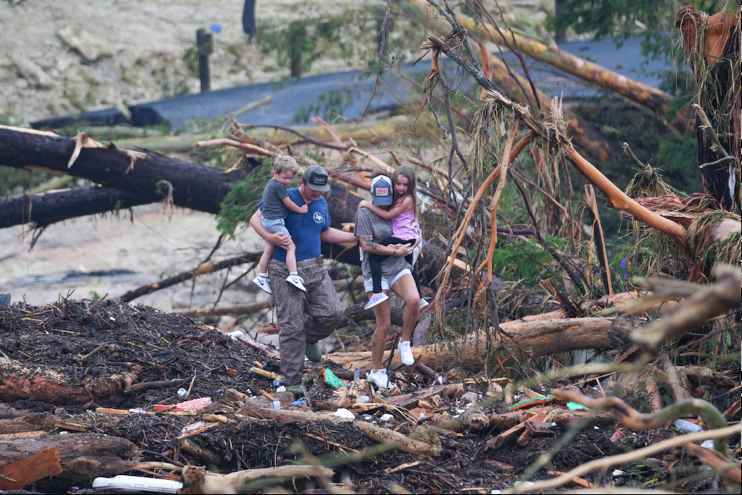 Khu trại hè ven sông trở nên tan hoang sau trận lũ quét. (Ảnh: AP)