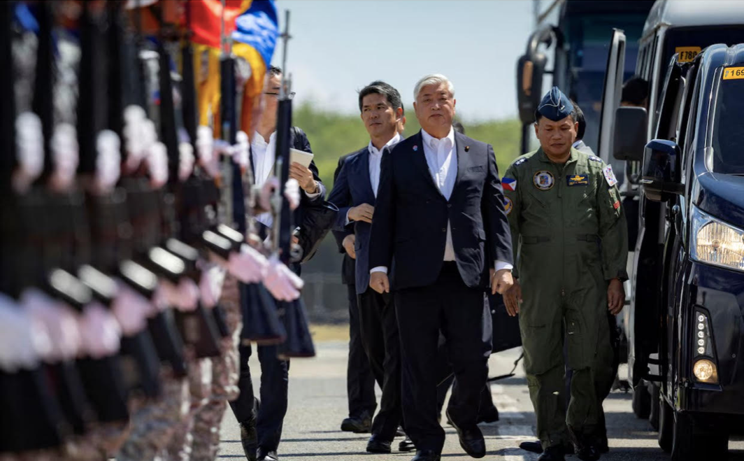Bộ trưởng Quốc phòng Nhật Bản Gen Nakatani trong chuyến thăm một căn cứ hải quân của Philippines ngày 23/2. (Ảnh: Reuters) Bộ trưởng Quốc phòng Nhật Bản Gen Nakatani trong chuyến thăm một căn cứ hải quân của Philippines ngày 23/2. (Ảnh: Reuters)
