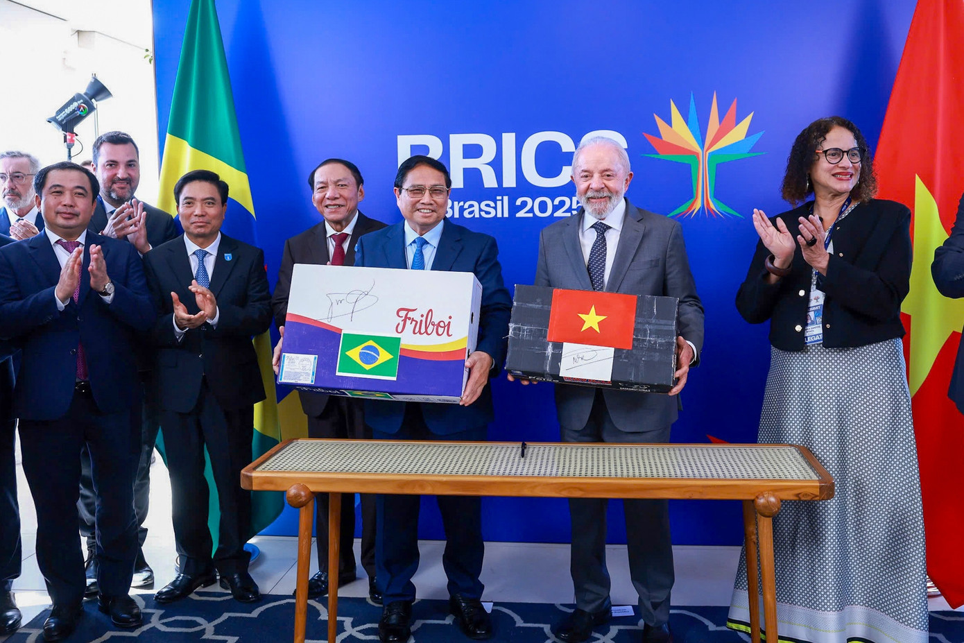 Thủ tướng Phạm Minh Chính và Tổng thống Brazil chứng kiến Lễ công bố lô hàng xuất khẩu cá tra-basa và cá rô phi đầu tiên của Việt Nam sang Brazil và Lễ công bố lô hàng xuất khẩu thịt bò đầu tiên của Brazil sang Việt Nam. Ảnh: VGP