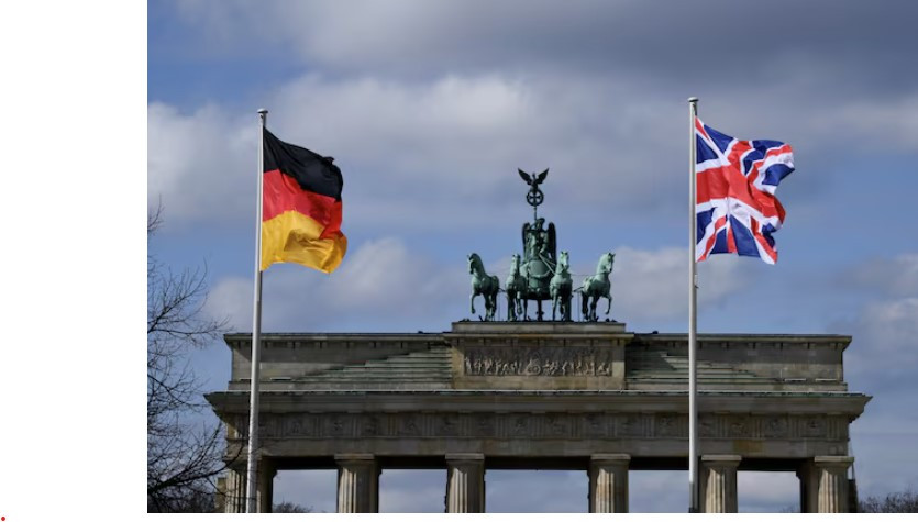 Quốc kỳ Anh và Anh. (Ảnh: Reuters) Quốc kỳ Anh và Anh. (Ảnh: Reuters)