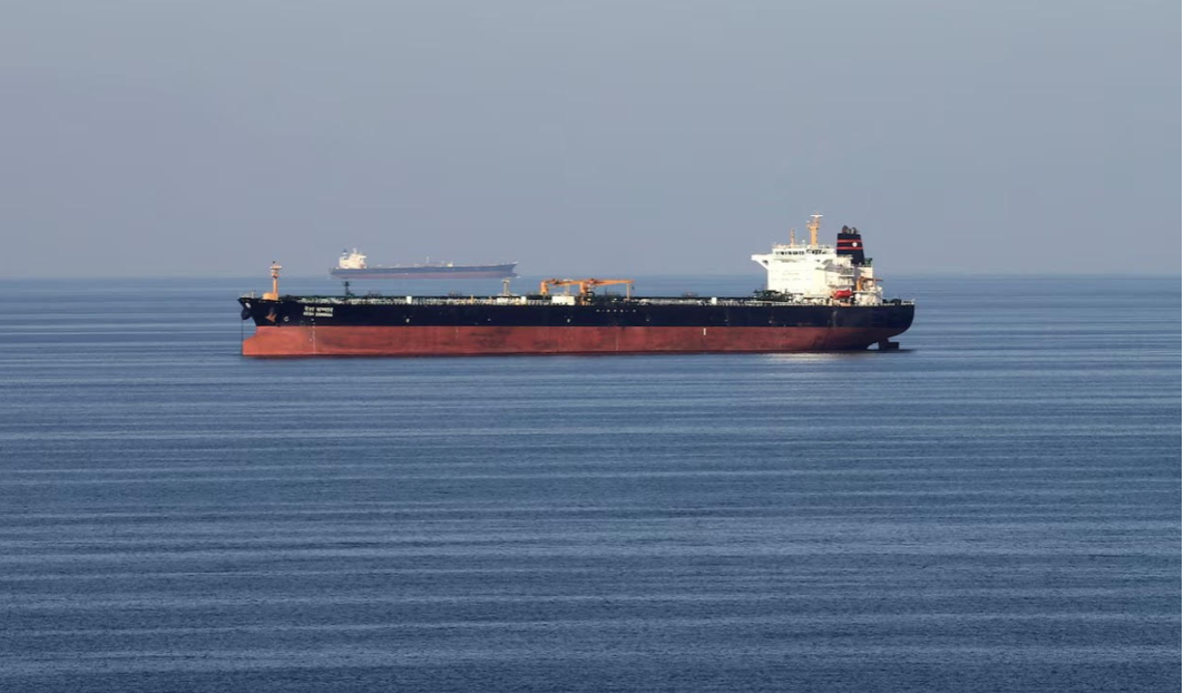 Một tàu chở dầu đi qua eo biển Hormuz. (Ảnh: Reuters)