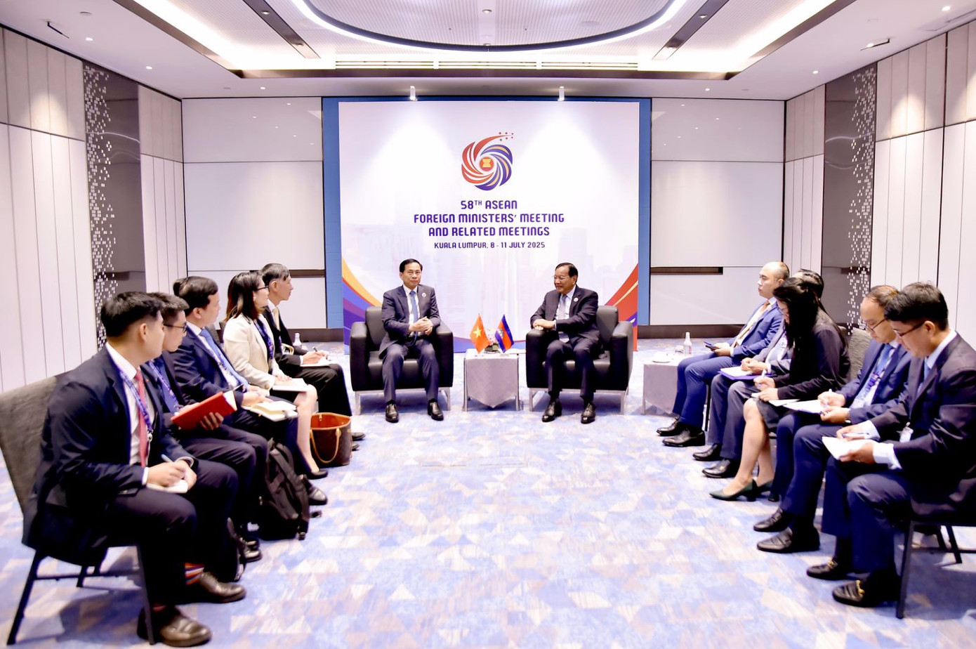 Phó Thủ tướng, Bộ trưởng Ngoại giao Bùi Thanh Sơn gặp Phó Thủ tướng, Bộ trưởng Ngoại giao và Hợp tác quốc tế Campuchia Prak Sokhonn. Ảnh: Mofa Phó Thủ tướng, Bộ trưởng Ngoại giao Bùi Thanh Sơn gặp Phó Thủ tướng, Bộ trưởng Ngoại giao và Hợp tác quốc tế Campuchia Prak Sokhonn. Ảnh: Mofa