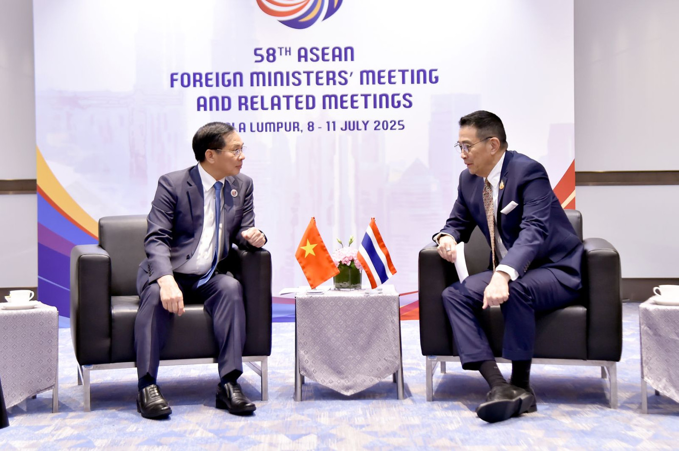 Phó Thủ tướng Chính phủ, Bộ trưởng Ngoại giao Bùi Thanh Sơn gặp Bộ trưởng Ngoại giao Thái Lan Maris Sangiampongsa. Ảnh: Mofa