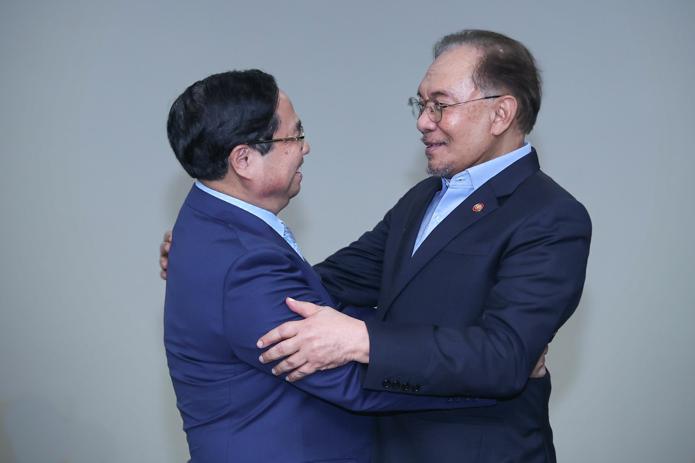 Thủ tướng Phạm Minh Chính và Thủ tướng Malaysia Anwar Ibrahim trong cuộc gặp tại Brazil. Ảnh: VGP