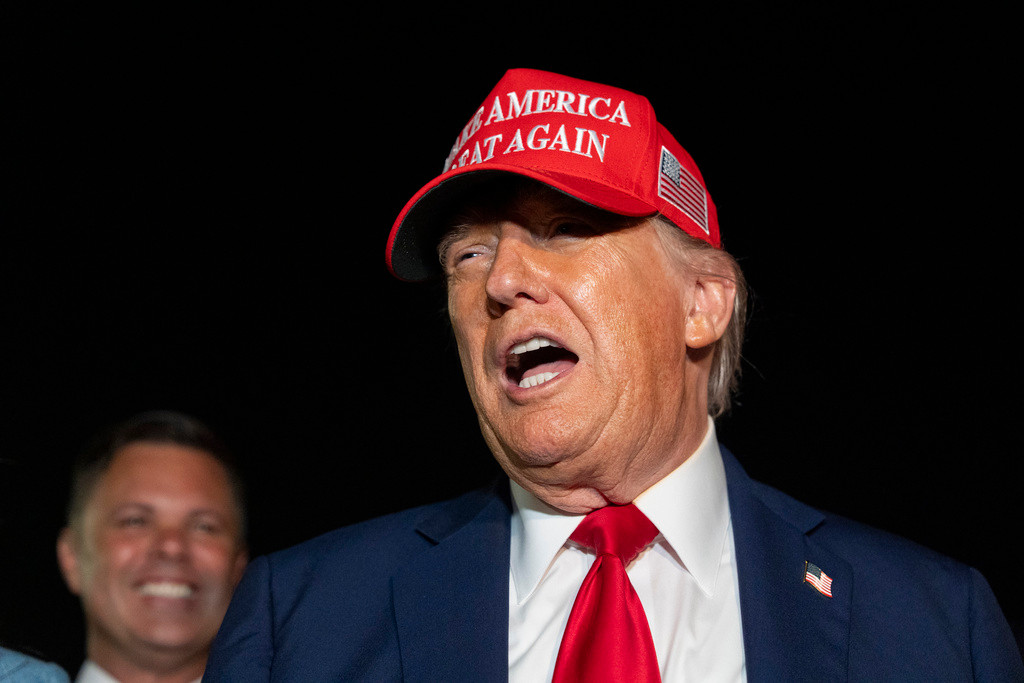 Tổng thống Mỹ Donald Trump phát biểu với các phóng viên tại căn cứ Andrews, Maryland, ngày 4/7. (Ảnh: AP)