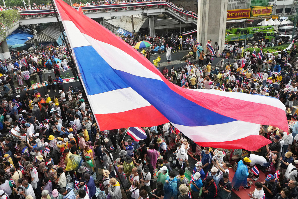 Đám đông biểu tình tại Bangkok ngày 28/6. (Ảnh: AP)