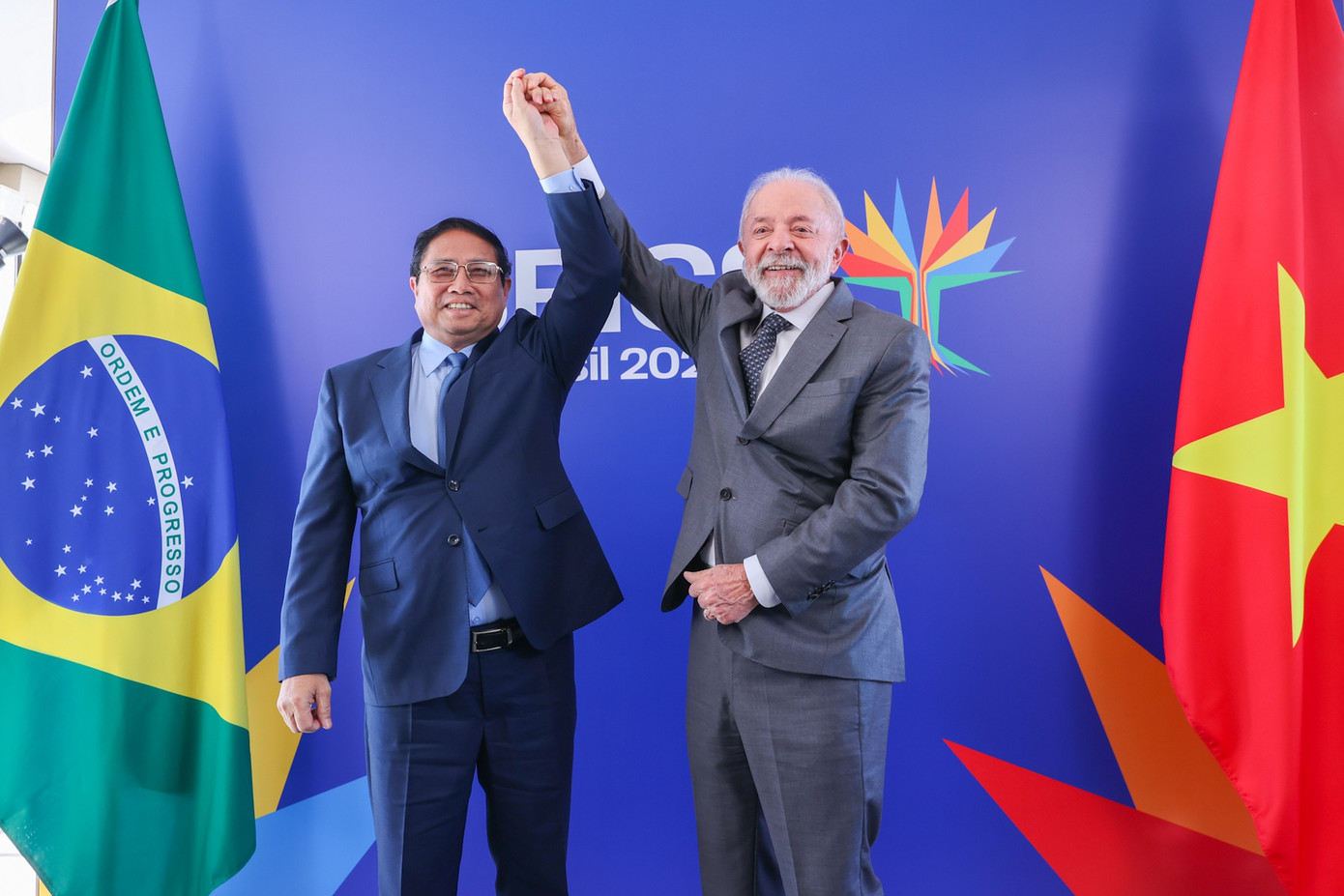 Thủ tướng Phạm Minh Chính và Tổng thống Brazil Luiz Inacio Lula da Silva chụp ảnh chung trước hội đàm. Ảnh: VGP