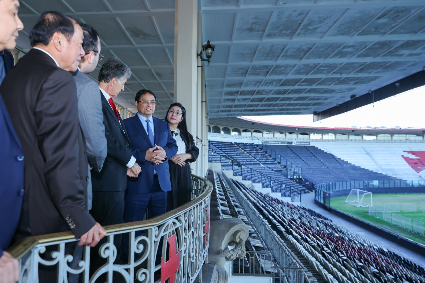 Thủ tướng Phạm Minh Chính và Phu nhân thăm sân bóng đá Estádio São Januário. Ảnh: VGP