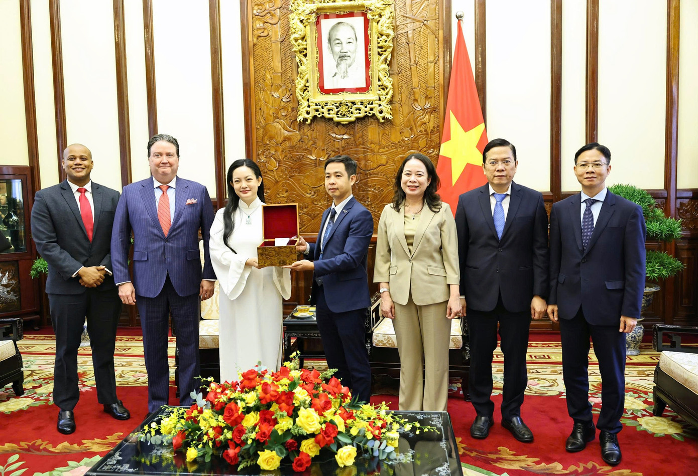 Phó Chủ tịch nước Võ Thị Ánh Xuân chứng kiến cô Amanda Nguyễn bàn giao lại các hạt sen giống của Việt Nam từng theo cô lên không gian. Ảnh: VGP