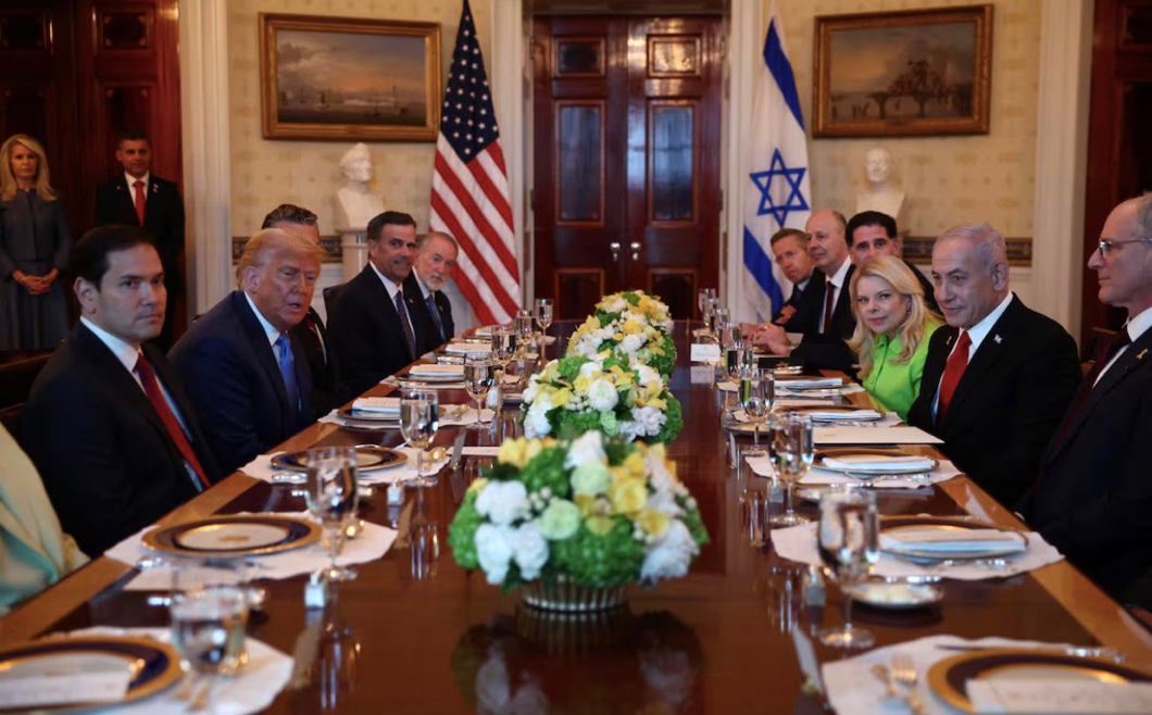 Tổng thống Mỹ Donald Trump dùng bữa tối với Thủ tướng Israel Benjamin Netanyahu tại Nhà Trắng, ngày 7/7. (Ảnh: Reuters)