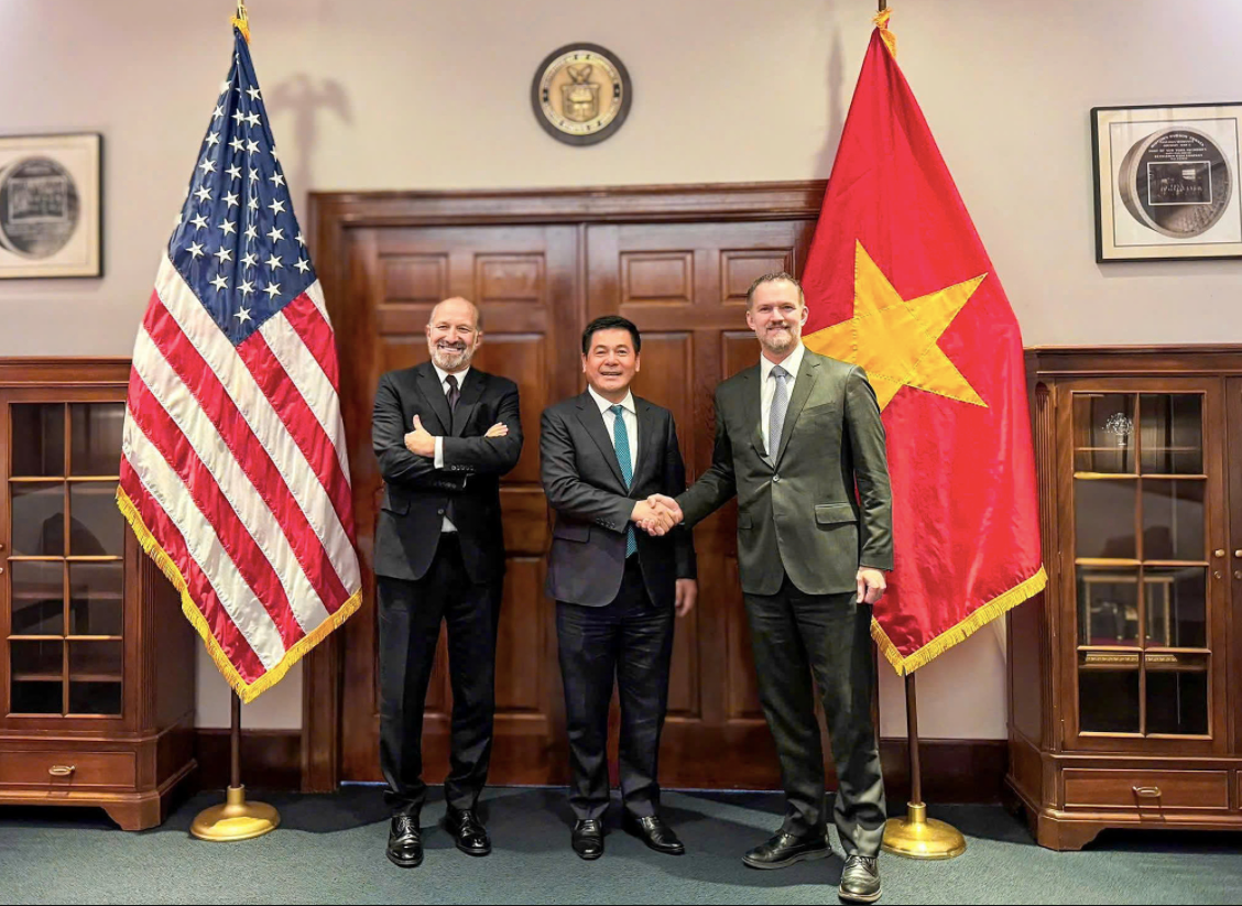 Bộ trưởng Nguyễn Hồng Diên tại phiên đàm phán với Bộ trưởng Thương mại Mỹ Howard Lutnick và Đại sứ Jamieson Greer, Trưởng Đại diện Thương mại Mỹ, ngày 12/6. Ảnh: MOIT