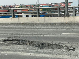 Mặt cầu vượt Long Biên bong tróc dài cả mét ảnh 1