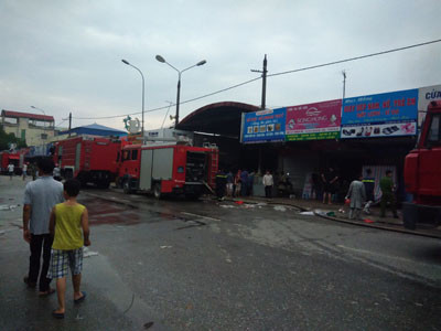 Cận cảnh vụ cháy thiêu rụi nhiều ki ốt ở chợ Sóc Sơn ảnh 2