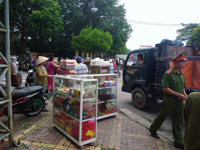 Cận cảnh vụ cháy thiêu rụi nhiều ki ốt ở chợ Sóc Sơn ảnh 5