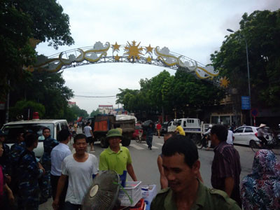 Cận cảnh vụ cháy thiêu rụi nhiều ki ốt ở chợ Sóc Sơn ảnh 6