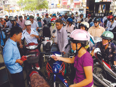 Hàng chục triệu người tiêu dùng cả nước có quyền được biết thực chất giá xăng dầu mà họ phải mua Ảnh: Hồng Vĩnh