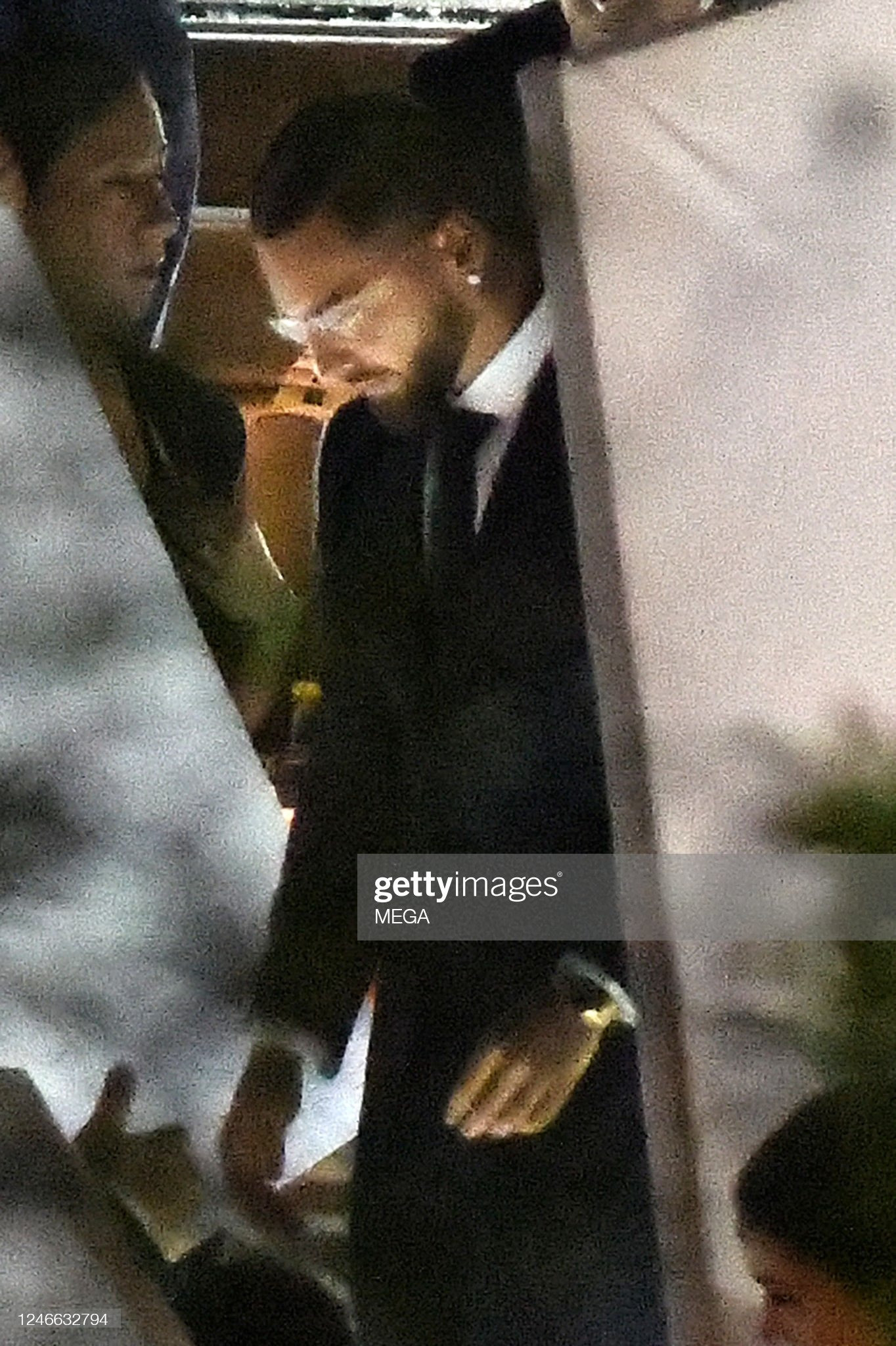 Cầu thủ David Beckham và nam ca sĩ người Colombia - Maluma được trông thấy tới dự đám cưới của Nadia Ferreira và Marc Anthony ở Miami. Cả hai cùng diện trang phục vest đen, thắt cà - vạt lịch lãm. David Beckham đảm nhận vai trò phù rể trong hôn lễ của bạn thân.