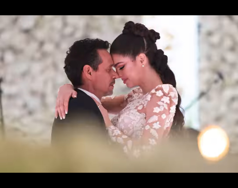 Nadia Ferreira và Marc Anthony tình tứ trong hôn lễ. Cặp đôi gặp nhau lần đầu vào năm 2016 khi Marc Anthony sang Paraguay biểu diễn. Tháng 5/2022, sau hai tháng công khai tình yêu, cặp sao đính hôn tại Miami, Mỹ. Việc kết hôn với Marc Anthony được cho là giúp sự nghiệp của Nadia Ferreira bước lên tầm cao mới. Cô nổi tiếng toàn cầu, được nhiều tờ báo uy tín thế giới quan tâm đưa tin. Mỹ nhân Paraguay cũng đắt show quảng cáo, event hơn.