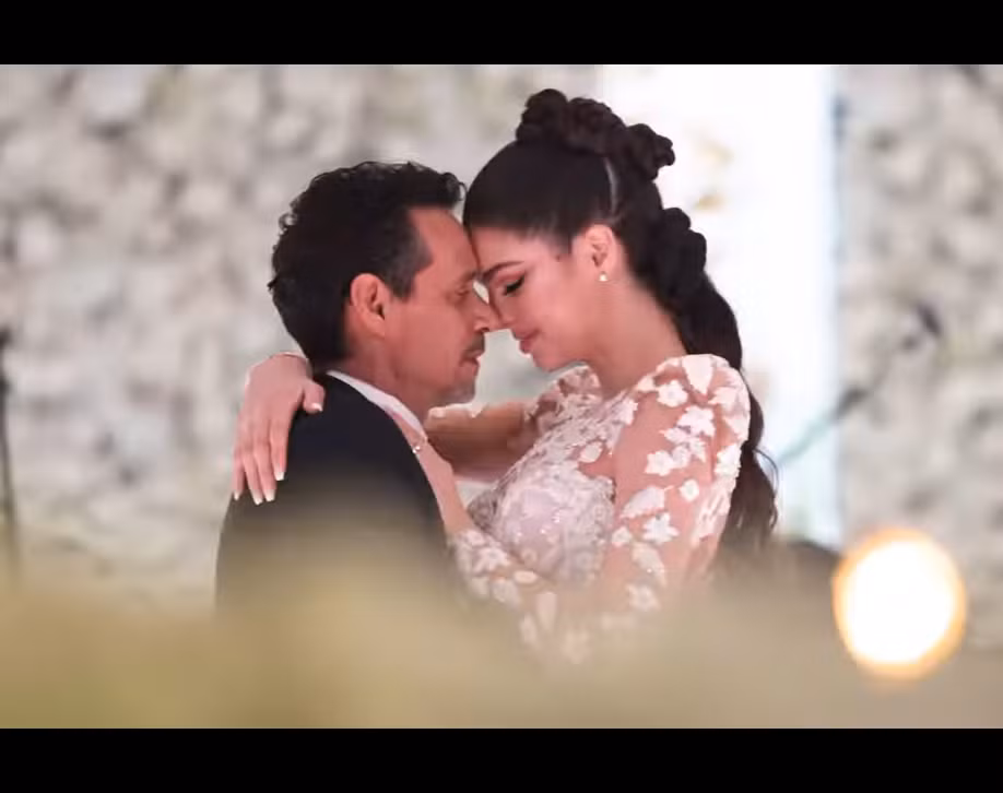 Nadia Ferreira và Marc Anthony tình tứ trong hôn lễ. Cặp đôi gặp nhau lần đầu vào năm 2016 khi Marc Anthony sang Paraguay biểu diễn. Tháng 5/2022, sau hai tháng công khai tình yêu, cặp sao đính hôn tại Miami, Mỹ. Việc kết hôn với Marc Anthony được cho là giúp sự nghiệp của Nadia Ferreira bước lên tầm cao mới. Cô nổi tiếng toàn cầu, được nhiều tờ báo uy tín thế giới quan tâm đưa tin. Mỹ nhân Paraguay cũng đắt show quảng cáo, event hơn.