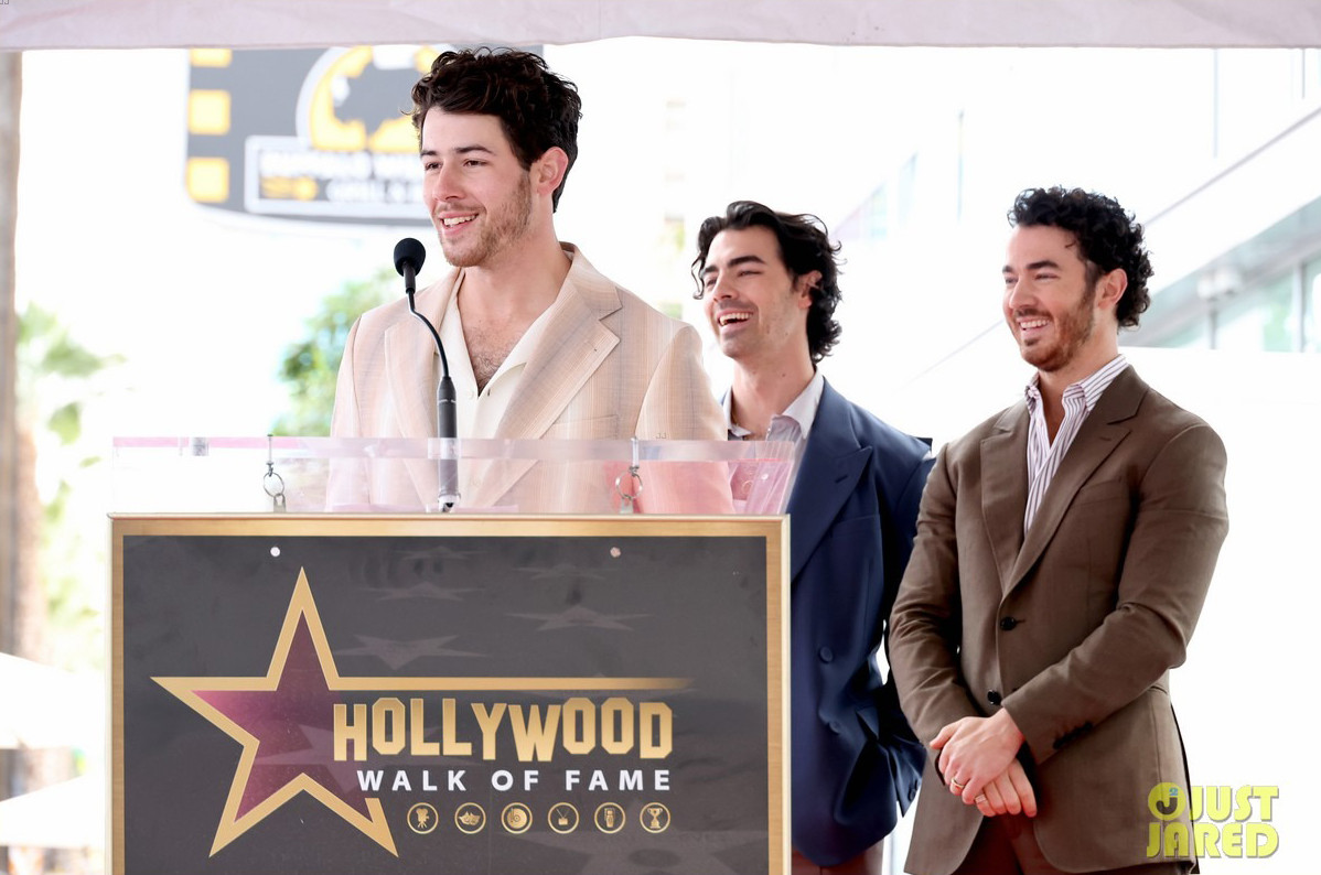 Suốt hơn 1 năm tận hưởng niềm vui làm cha mẹ, Nick Jonas và vợ đối mặt với vô số lời chỉ trích không chịu tự sinh con mà kiếm người đẻ thuê để có thể tập trung sự nghiệp. "Tôi tạo cho mình lớp vỏ cứng rắn khi mọi người bán tán về tôi. Nhưng thật đau lòng khi họ nói về con gái tôi. Tôi chỉ muốn nói hãy buông tha cho con bé", Priyanka Chopra nói.