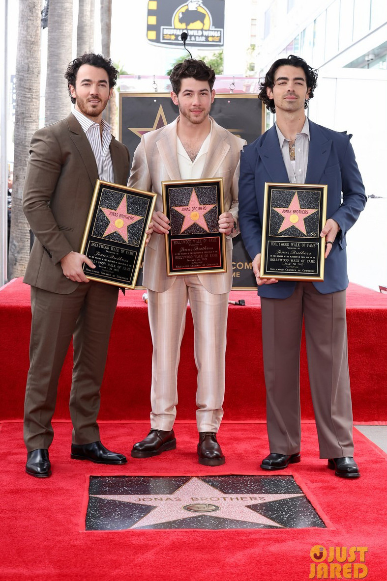 Hôm 30/1, ba anh em nhà Jonas Brothers tới tham dự lễ gắn sao của họ trên Đại lộ danh vọng Hollywood. Bắt đầu nổi tiếng từ năm 2005 cho đến nay, nhóm nhạc gia đình Jonas Brothers được công chúng yêu mến vì những đóng góp của họ cho âm nhạc và nghệ thuật. Tham dự buổi lễ gắn sao là vợ và con của ba anh em nhà Jonas.